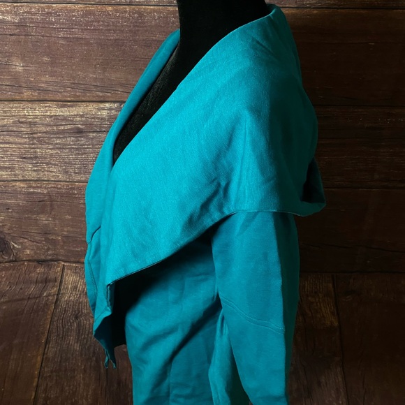 🆕 Jade Jacket with Hood - Picture 13 of 17